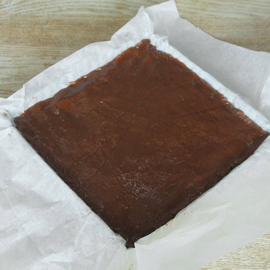 4. Bred ut smeten i en form, ca 20 x 20, klädd med bakplåtspapper. Låt massan svalna och stelna. Skär i rutor med en vass kniv.