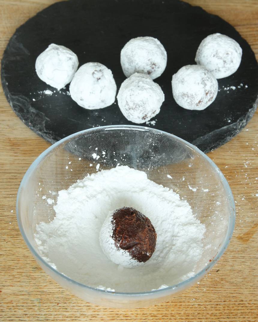 5. Forma runda bollar av chokladsmeten (ta gärna hjälp av två teskedar) och rulla dem i florsocker. Förvara dem i kylen i en burk med lock.