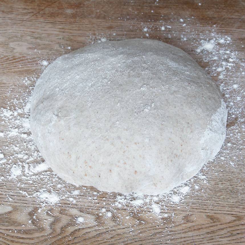 1. På kvällen: Smula ner jästen i en bunke och tillsätt mjölken. Rör om tills jästen lösts upp. Tillsätt olja, salt, grahamsmjöl, rågmjöl och vetemjöl, lite i taget. Blanda ihop allt ordentligt och knåda degen kraftigt i några minuter. Låt degen jäsa övertäckt i kylen över natten.
