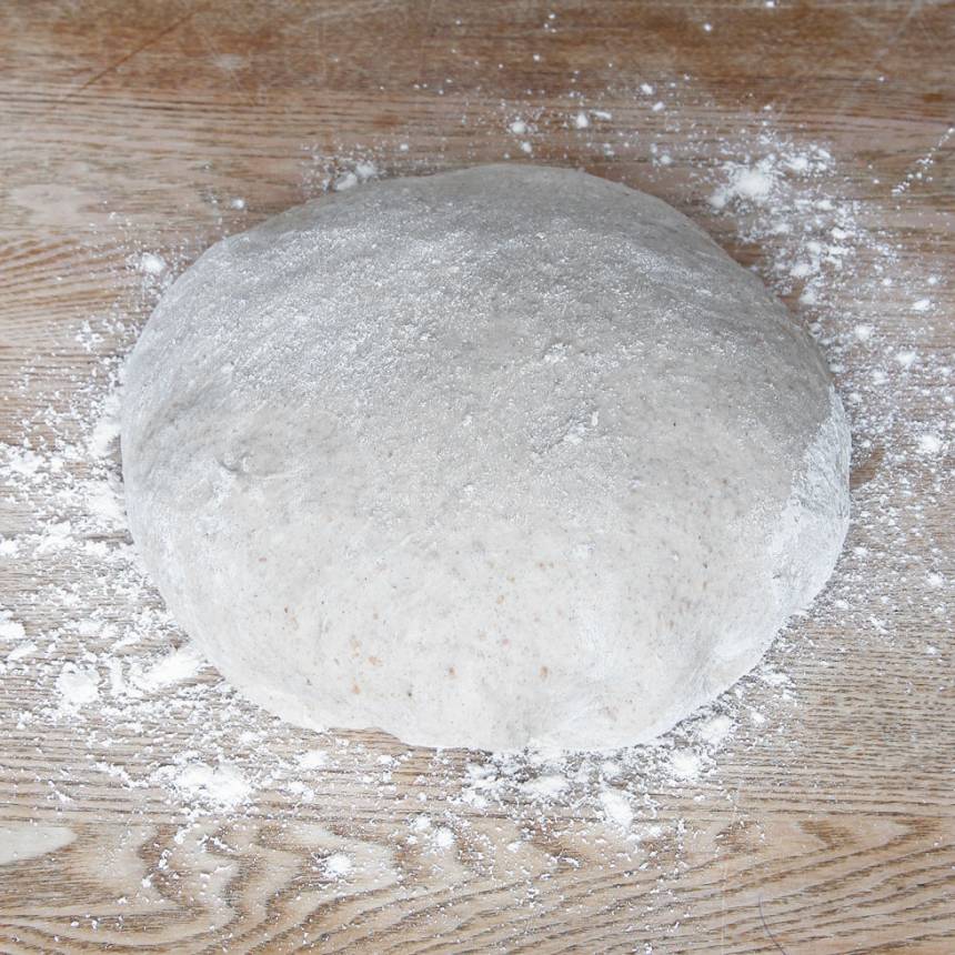 1. Smula ner jästen i en bunke och tillsätt mjölken. Rör om tills jästen lösts upp. Tillsätt smör, salt, sirap, grahamsmjöl och vetemjöl, lite i taget. Blanda ihop allt ordentligt och knåda degen kraftigt i några minuter. Låt degen jäsa under bakduk i ca 45 min.