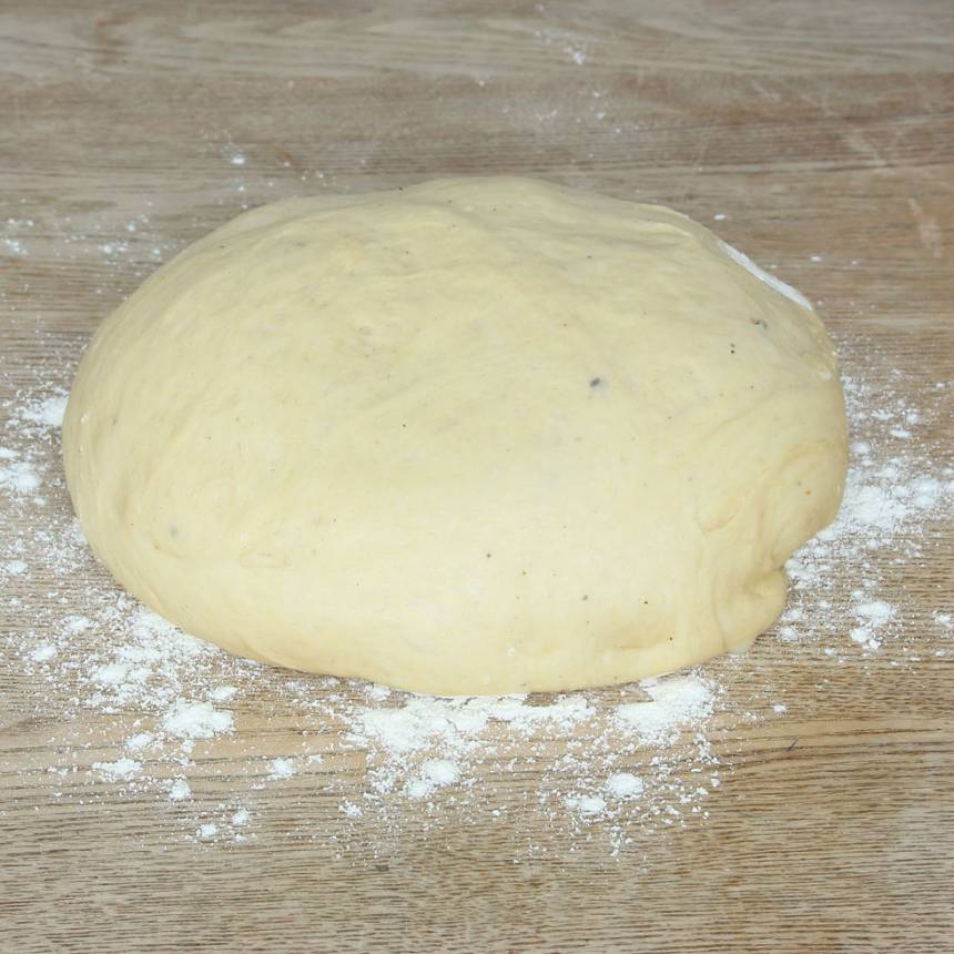 1. Smula ner jästen i en bunke. Tillsätt mjölk och vatten och blanda tills jästen lösts upp. Tillsätt salt, rapsolja och vetemjöl, lite i taget. Blanda ihop allt till en smidig deg och knåda den i några minuter. Låt degen jäsa under bakduk i ca 45 min.