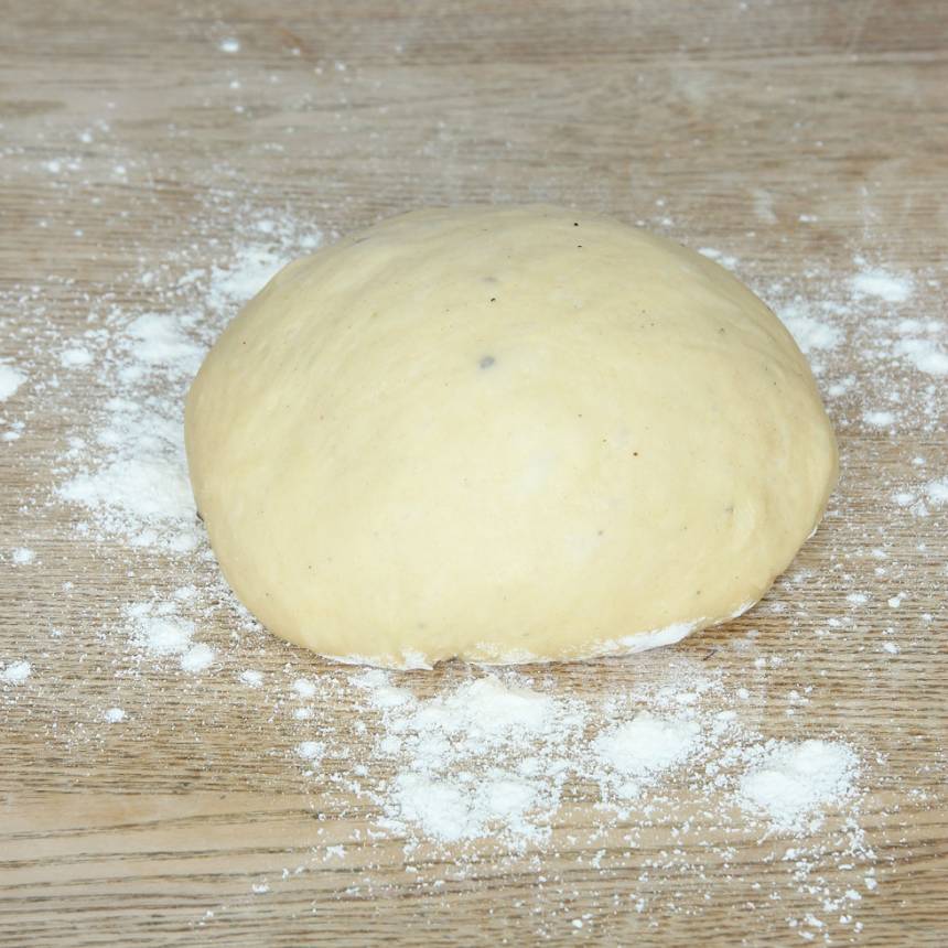 1. Smula ner jästen i en bunke. Tillsätt mjölk och blanda tills jästen lösts upp. Tillsätt strösocker, kardemumma, salt, ägg, smör och vetemjöl, lite i taget. Blanda ihop allt till en smidig deg och knåda den i några minuter. Låt degen jäsa under bakduk i ca 45 min.
