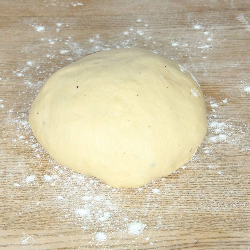1. Smula ner jästen i en bunke. Tillsätt mjölk och rör om tills jästen lösts upp. Tillsätt ägg, strösocker, salt, kardemumma, smör och vetemjöl, lite i taget. Blanda ihop allt till en smidig deg och knåda den i några minuter. Låt degen jäsa under bakduk i 50–60 min.