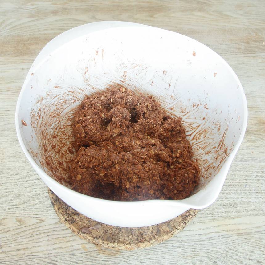 1. Häll havregrynen i en bunke. Smula sönder dem lite grann med händerna. Tillsätt florsocker, vaniljsocker, Oboy och kokos i en bunke. Nyp ihop smöret med det torra ingredienserna. Tillsätt kaffe och rör ihop. Häll i mjölk (eller vatten), lite i taget och blanda ihop allt till en lite kladdig smet.