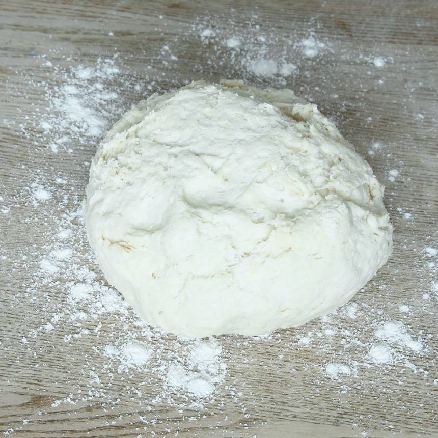 1. Sätt ugnen på 250 grader. Blanda bakpulver, salt och vetemjöl i en bunke. Tillsätt smör och nyp ihop det ordentligt med mjölblandningen. Häll ner filmjölken och blanda ihop allt till en lite kladdig deg.