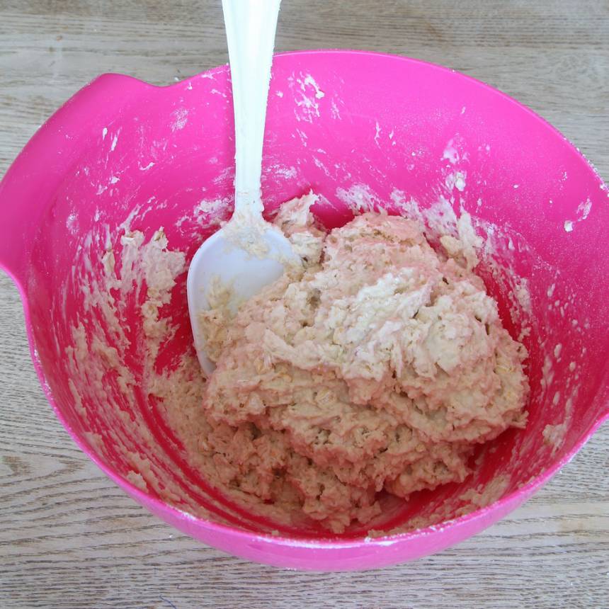 1. Sätt ugnen på 250 grader. Blanda vetemjöl, havregryn, salt och bakpulver i en bunke. Tillsätt smöret och nyp ihop det med de torra ingredienserna. Tillsätt mjölken och blanda ihop allt till en kladdig deg.