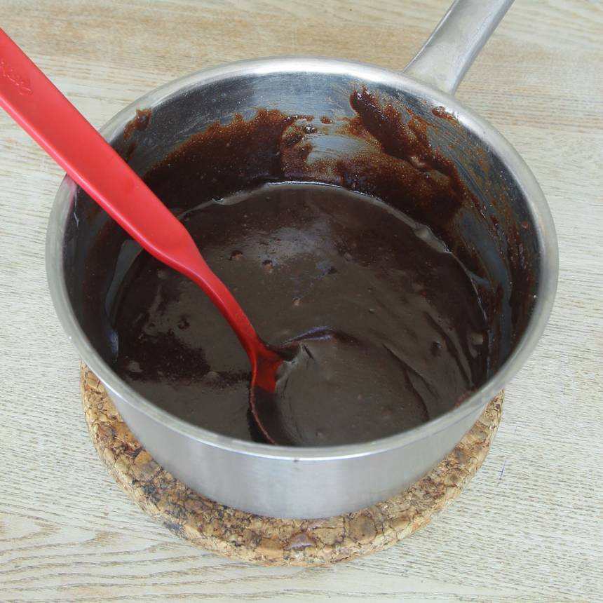 1. Sätt ugnen på 180 grader. Smält smöret i en rymlig kastrull. Tillsätt resten av ingredienserna och rör ihop allt till en jämn smet.