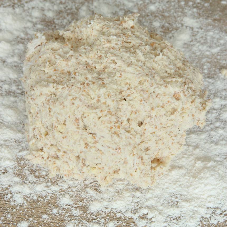 1. Sätt ugnen på 250 grader. Blanda bakpulver, salt, grahamsmjöl och vetemjöl i en bunke. Tillsätt smöret och nyp ihop det ordentligt med mjölblandningen. Häll ner mjölken och blanda ihop allt till en lite kladdig deg.