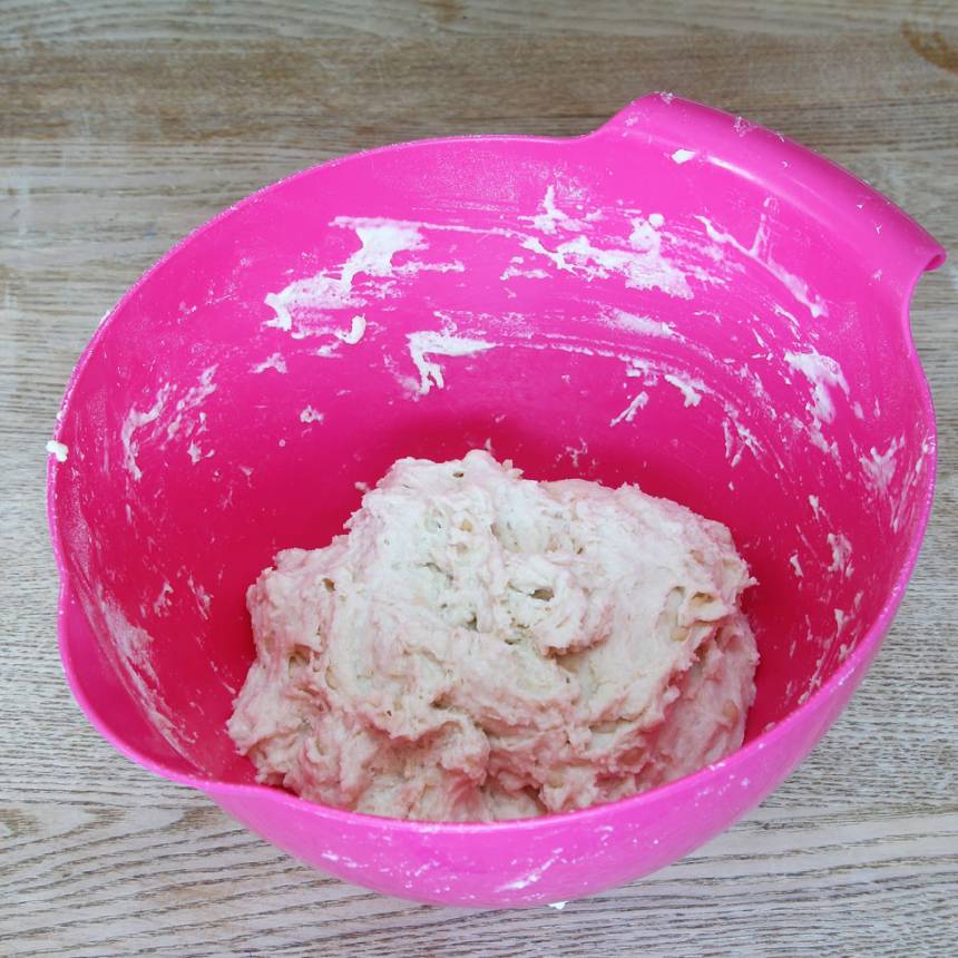1. Sätt ugnen på 250 grader. Blanda vetemjöl, bakpulver och salt i en bunke. Blanda olja och mjölk och häll det över mjölblandningen. Rör ihop allt till en kladdig deg.