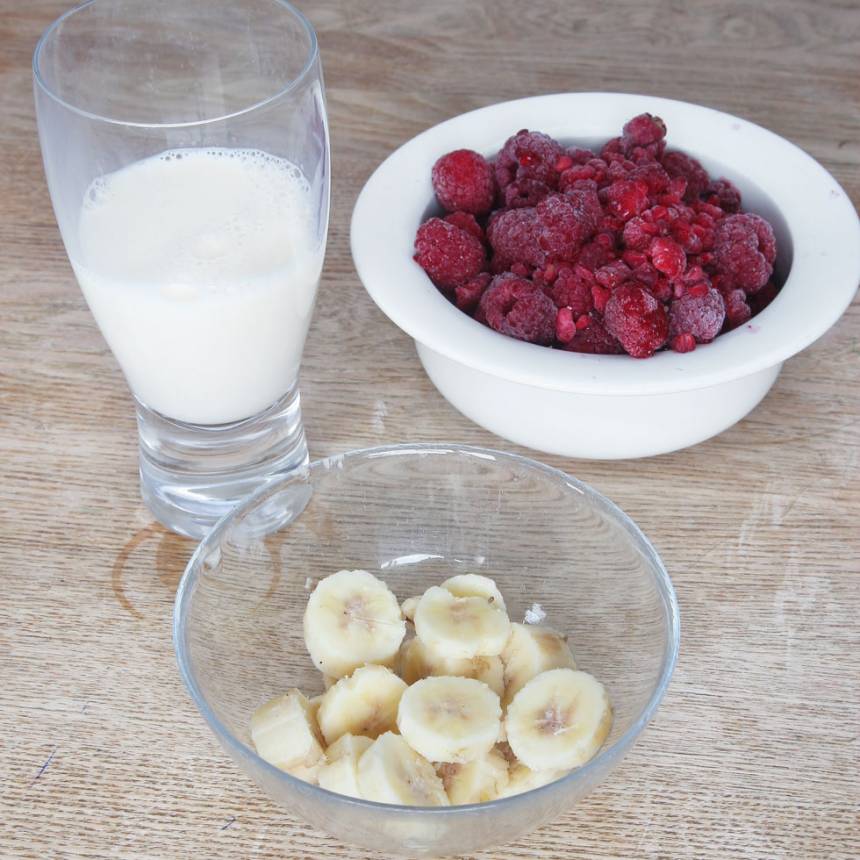 1. Skär bananen i bitar (det är lättare att mixa om man skär den i bitar). Mät upp hallonen och mjölken.