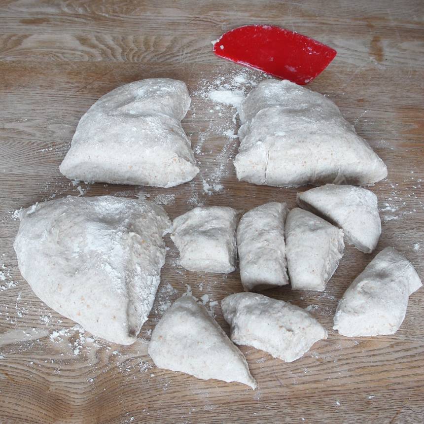 2. På morgonen: Knåda ihop degen och dela den i 4 bitar. Dela varje fjärdedel i 6–7 lika stora bitar. Totalt blir det 24–28 bitar.