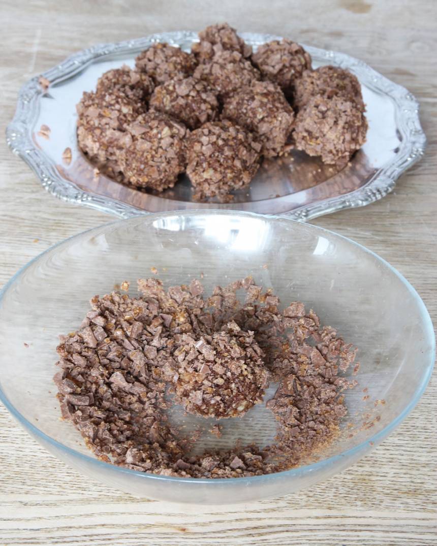 2. Rulla bollar av smet. Hacka chokladkakan i småbitar. Rulla bollarna i chokladen. Förvara dem i kylen.
