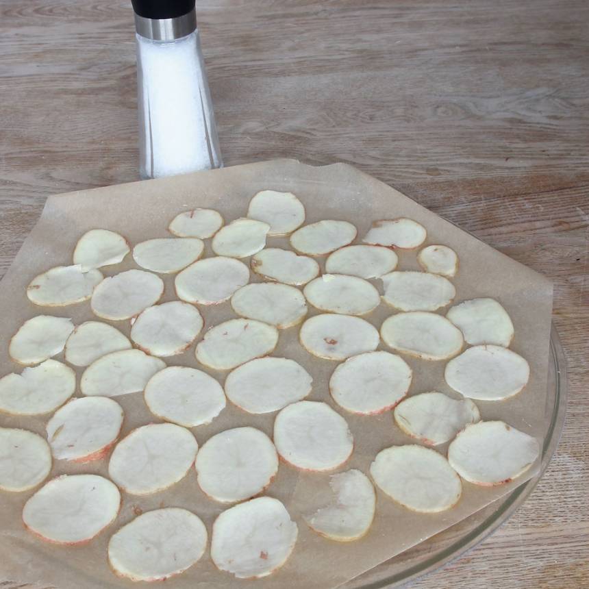 3. Lägg ut potatisarna på bakplåtspappret (de får inte överlappa varandra). Strö över salt.