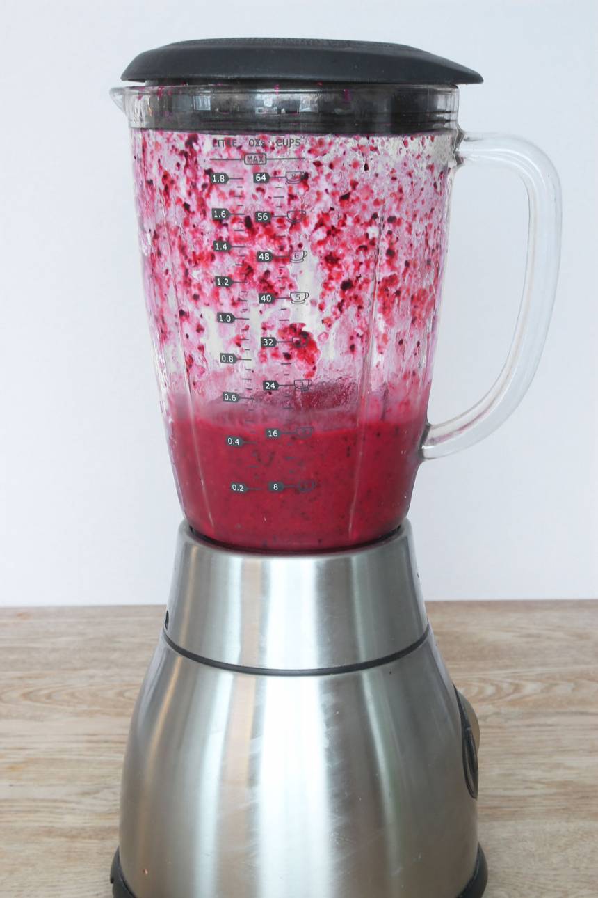 2. Mixa alla ingredienserna till en slät glass. Tillsätt mjölken, lite i taget tills glassen är lagom tjock och slät. Ät glassen direkt eller täck den med plastfolié om du fryser in den. Den är allra godast och krämigast när den är nygjord. Tänk på att den smälter snabbt!