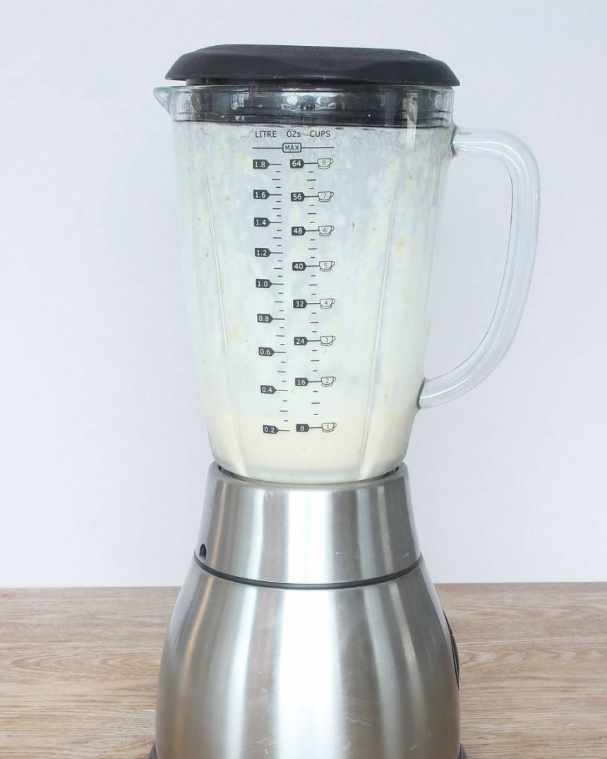 2. Mixa bananerna och mjölk, tillsätt lite i taget, i en mixer. Om glassen hinner bli för mjuk och smälta under mixningen så ställer man in glassen i frysen en stund. Rör om då och då så den blir jämnt frusen. Ät glassen direkt när den frusit till en krämig mjukglasskonsistens. Pudra eventuellt över lite kanel före servering.