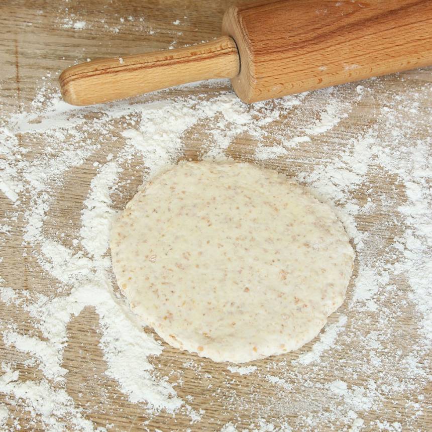 3. Forma runda bullar med mjölade händer. Platta ut dem på ett mjölat bakbord. Kavla dem platta, ca 1 ½ cm tunna.