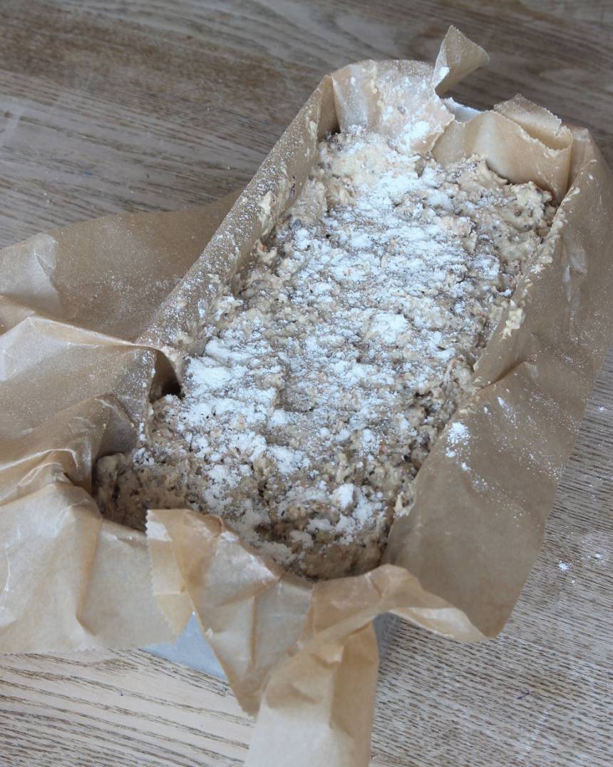 4. Häll upp smeten i en limpform, ca 1 1/2 liter, klädd med bakplåtspapper. Strö lite vetemjöl på ytan.