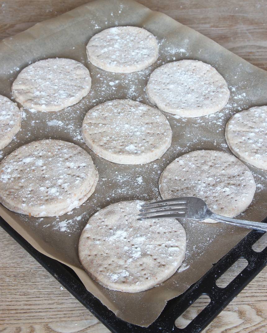 5. Nagga bröden med en gaffel. Strö gärna över lite mjöl. Låt dem jäsa under bakduk i ca 30 min. Sätt ugnen på 250 grader.