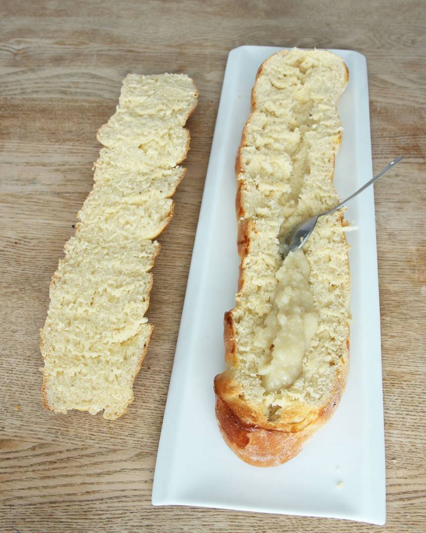 7. Gröp ur en mittsträng på botten. Blanda ihop mandelmassan med lite mjölk till en kladdig massa. Lägg massan i strängen på bottnen.