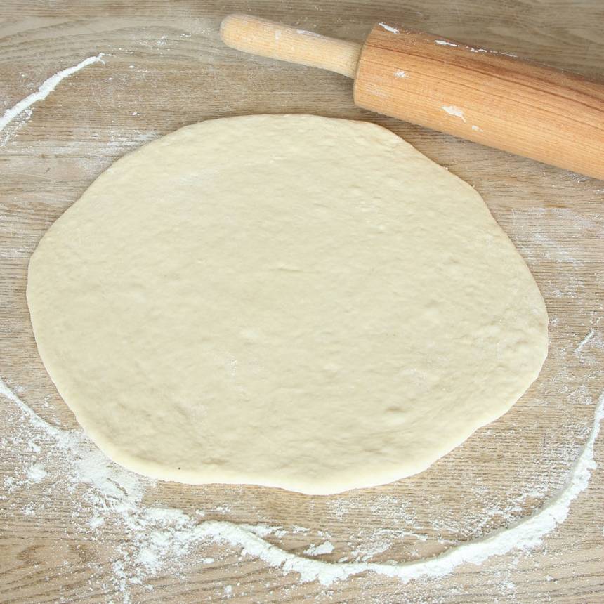 2. Dela degen i två bitar. Kavla ut dem till rundlar, ½–1 cm tjocka, på ett mjölat bakbord. Lägg dem på varsin plåt med bakplåtspapper.