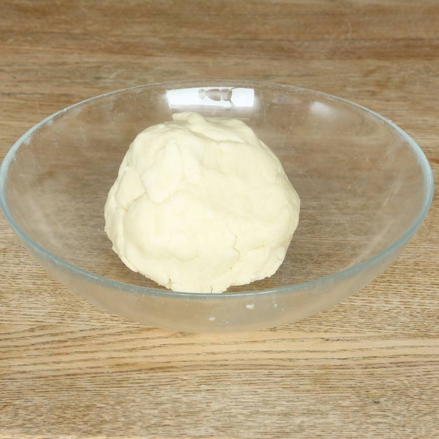 1. Sätt ugnen på 175 grader. Blanda ihop smör, florsocker och vaniljsocker i en bunke. Tillsätt potatismjöl och vetemjöl, lite i taget, och blanda ihop allt till en smidig deg.