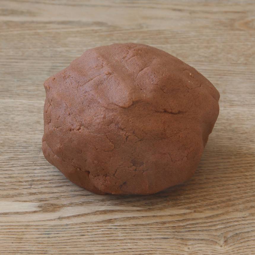 1. Sätt ugnen på 200 grader. Blanda alla torra ingredienser i en bunke. Nyp ihop smöret med dem till en deg.