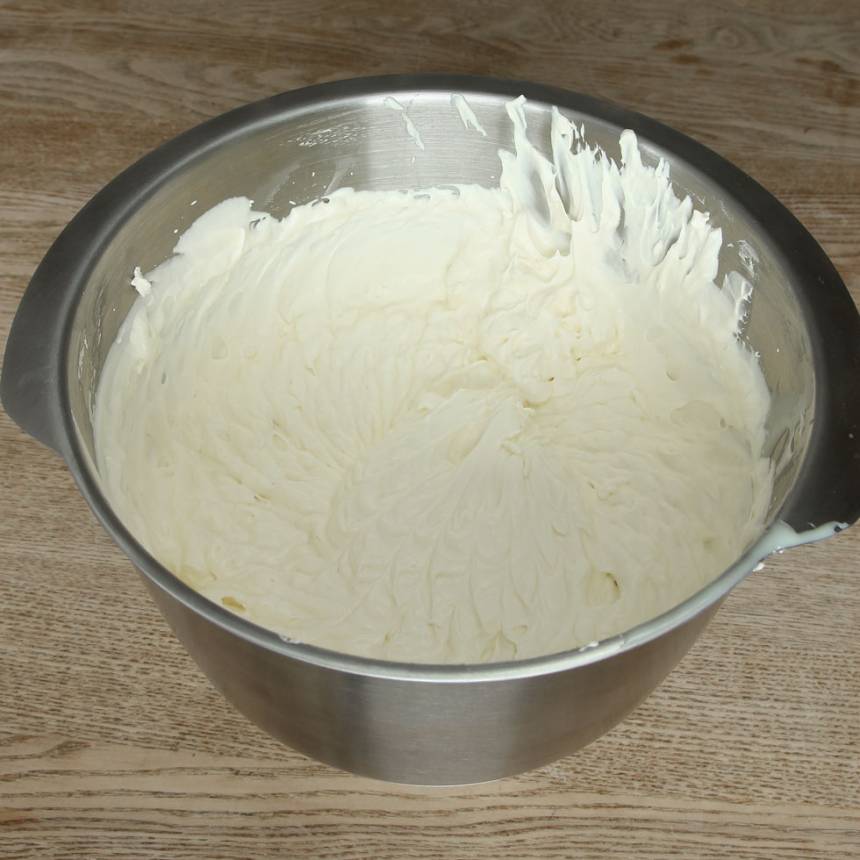 3. Tillsätt smaksättning. Häll glassmeten i en limpform, ca 1 ½ liter eller en skål. Täck formen med plast och ställ den i frysen tills den är genomfryst. Ta fram glassen en stund före servering. Servera glassen i strutar eller på tallrik.