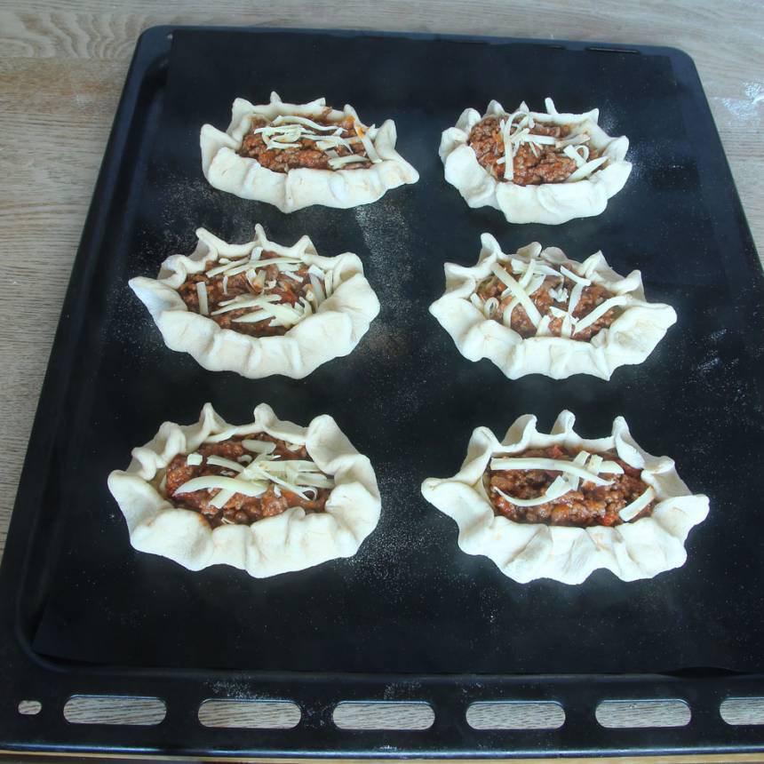 5. Lägg pirogerna på en plåt med bakplåtspapper och låt dem jäsa utan bakduk i ca 20 min. Sätt ugnen på 250 grader.