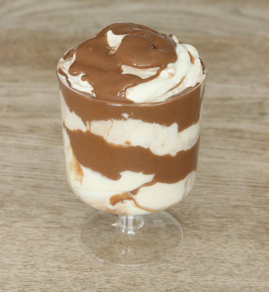 4. Häll glassmeten i en skål eller limpform, ca 1 ½ liter eller portionera den i muggar/glass. Rör ner nougaten försiktigt så den bildar lager av nougat. Täck glassen med plast och ställ den i frysen tills den är genomfryst. Ta fram glassen en stund före servering.