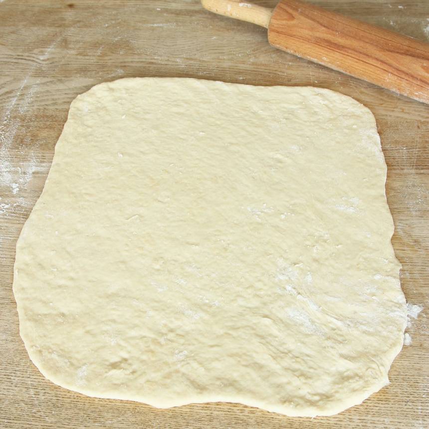 2. Dela degen i två delar. Lägg den ena biten i kylen. Kavla ut ena biten till en rektangel, ½–1 cm tjock på ett mjölat bakbord.