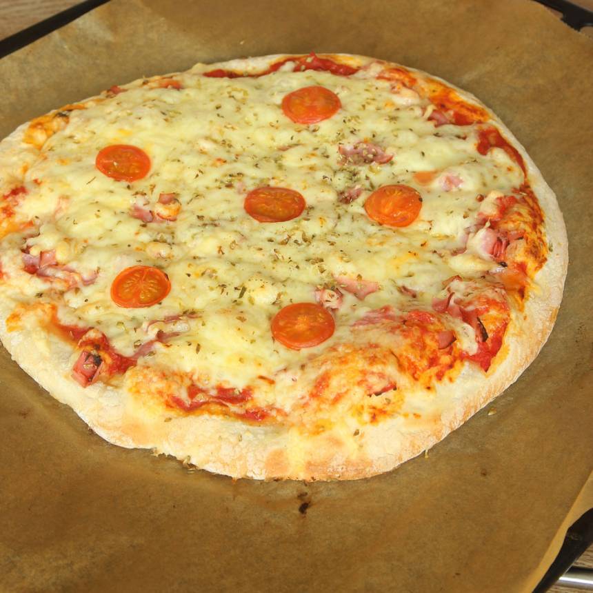 4. Grädda pizzan mitt i ugnen i 10–13 min (något kortare tid om du gör två mindre pizzor). Håll koll så att den inte bränns på ytan.