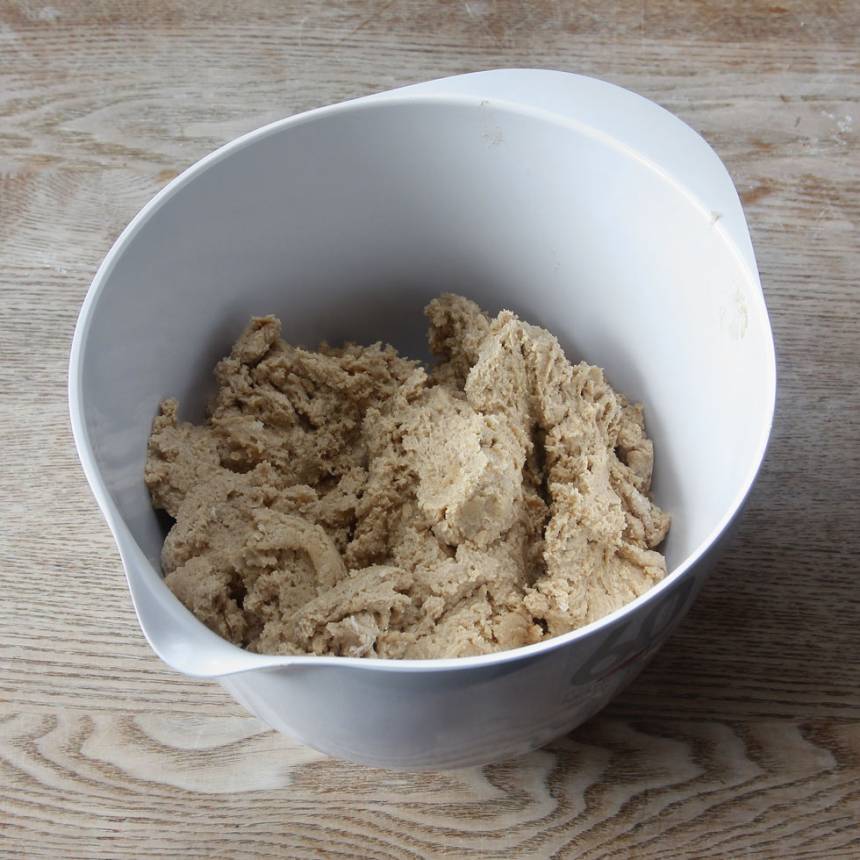2. Vispa smör, socker och farinsocker pösigt i en bunke. Blanda ner ägget. Tillsätt bikarbonat, vaniljsocker, salt, havregryn och vetemjöl. Blanda ihop allt till en deg.