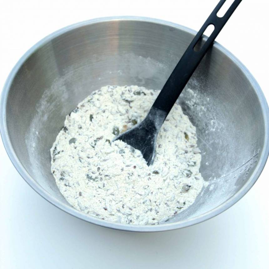 1. Sätt ugnen på 160 grader. Blanda solrosfrön, sesamfrön, linfrön, pumpakärnor, chiafrön, fiberhusk, salt och majsmjöl i en bunke.