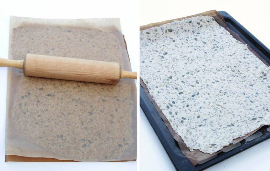 3. Kavla ut degen mellan två bakplåtspapper, ca 30 x 40 cm. Dra bort det övre papperet och strö över flingsalt. Lägg pappret med degen på en ugnsplåt. Jämna eventuellt till kanterna på degen.