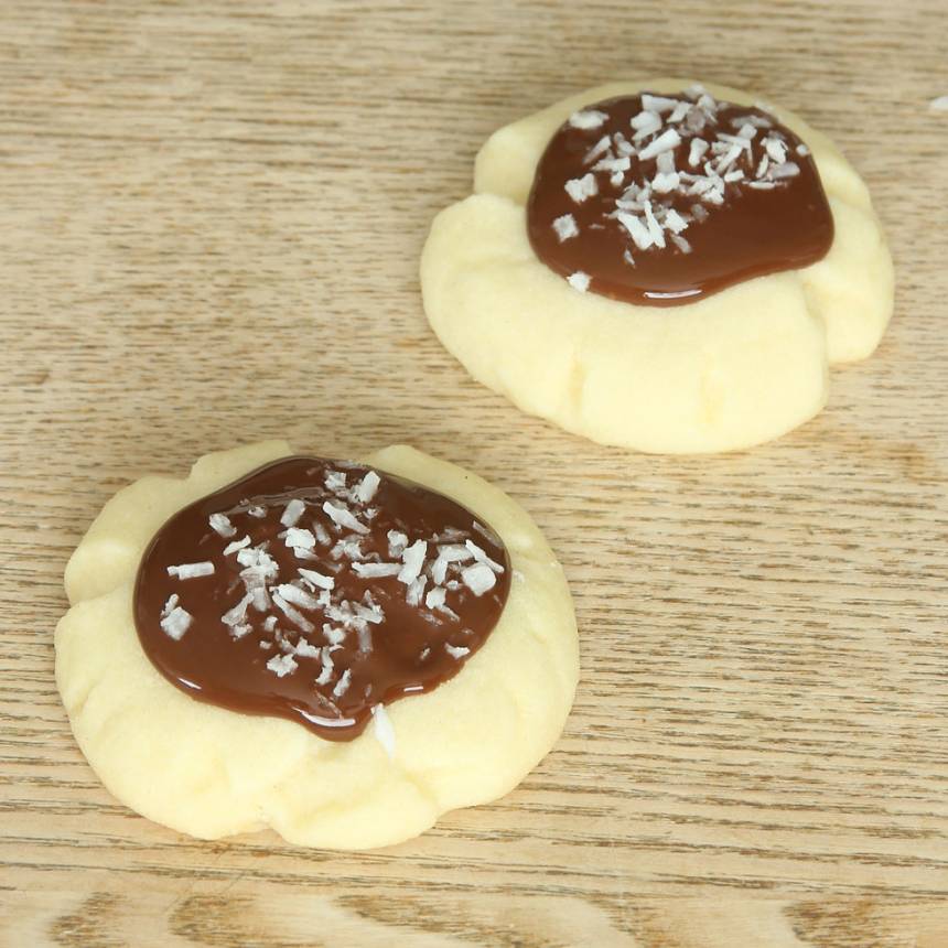5. Bred ut smält choklad på kakan med en tesked. Strö över kokos. Låt chokladen stelna (gärna i kylen).