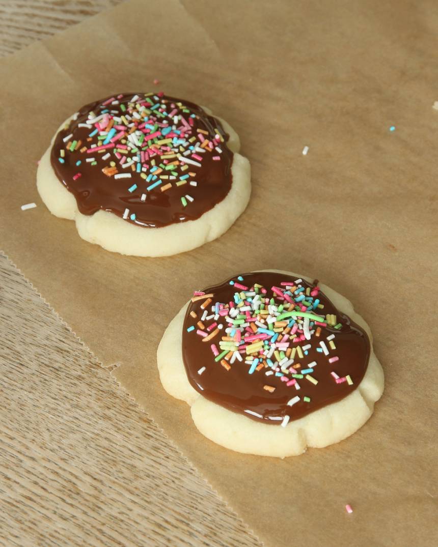 5. Bred ut smält choklad på kakan med en tesked. Strö över strössel. Låt chokladen stelna (gärna i kylen).