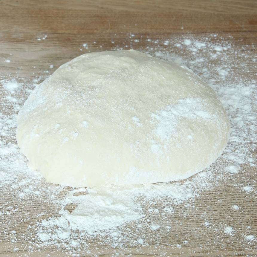1. Smula ner jästen i en bunke. Tillsätt vattnet och blanda tills jästen lösts upp. Tillsätt salt, rapsolja och vetemjöl, lite i taget. Blanda ihop allt till en smidig deg och knåda den i några minuter. Låt degen jäsa under bakduk i ca 40 min.