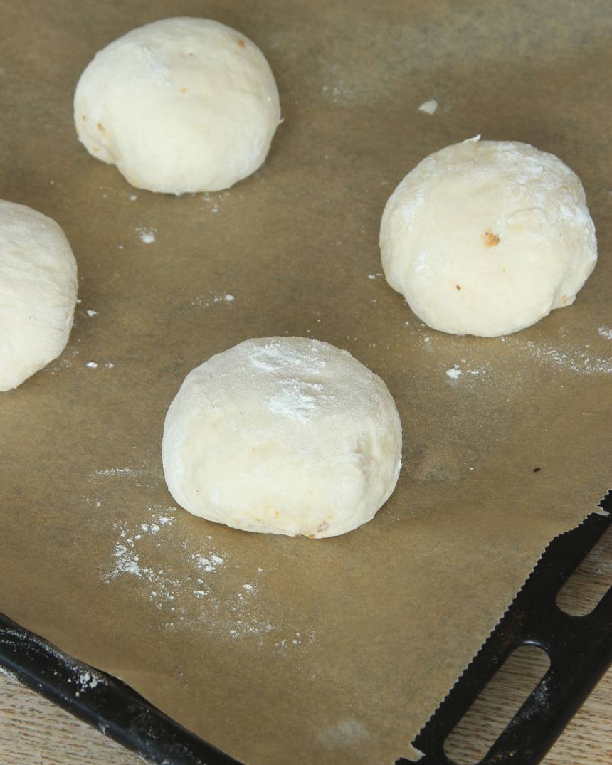 6. Lägg bollarna på en plåt med bakplåtspapper. Låt dem jäsa under bakduk i ca 20 min. Sätt ugnen på 250 grader.