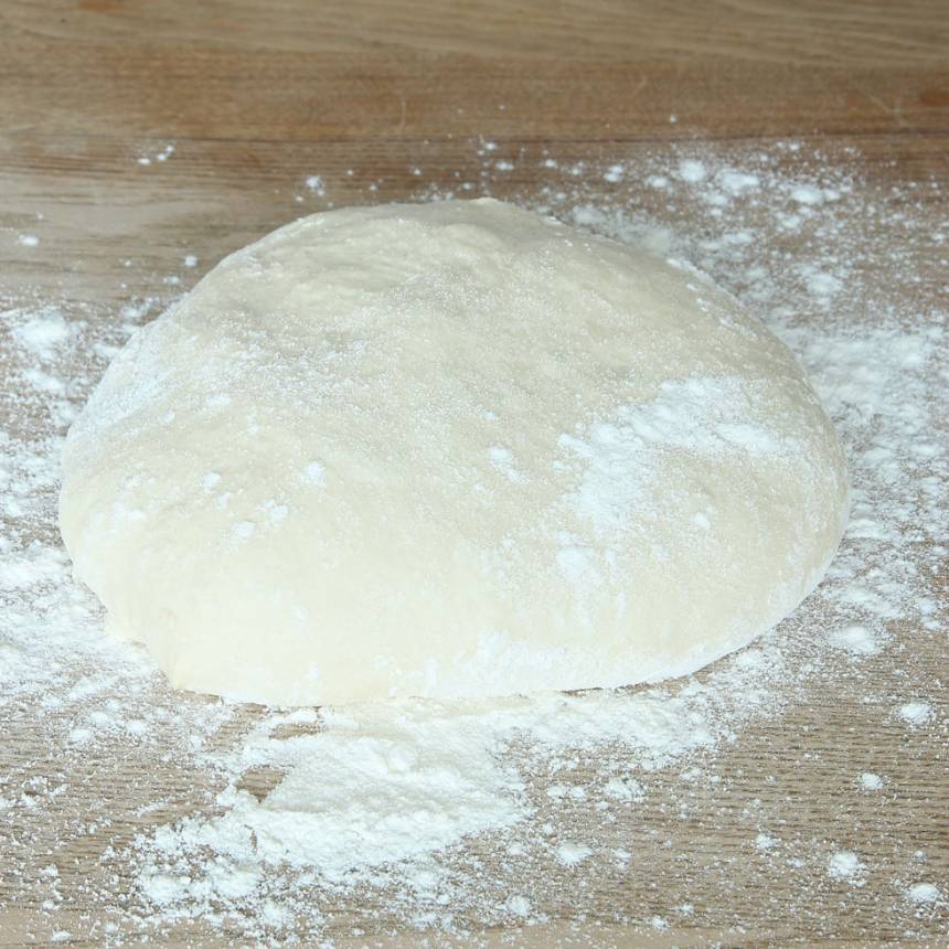 1. Smula ner jästen i en bunke. Tillsätt vattnet och blanda tills jästen lösts upp. Tillsätt salt, rapsolja och vetemjöl, lite i taget. Blanda ihop allt till en smidig deg och knåda den i några minuter. Låt degen jäsa under bakduk i ca 40 min.