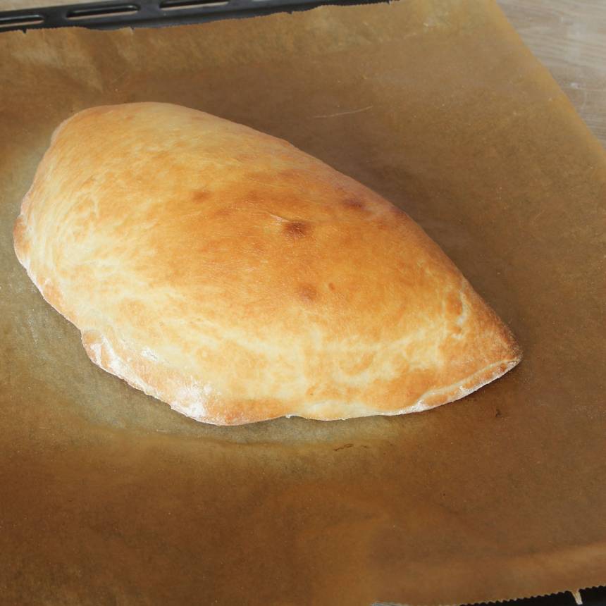 5. Grädda pizzan mitt i ugnen i ca 10 min. Håll koll så att den inte bränns på ytan.