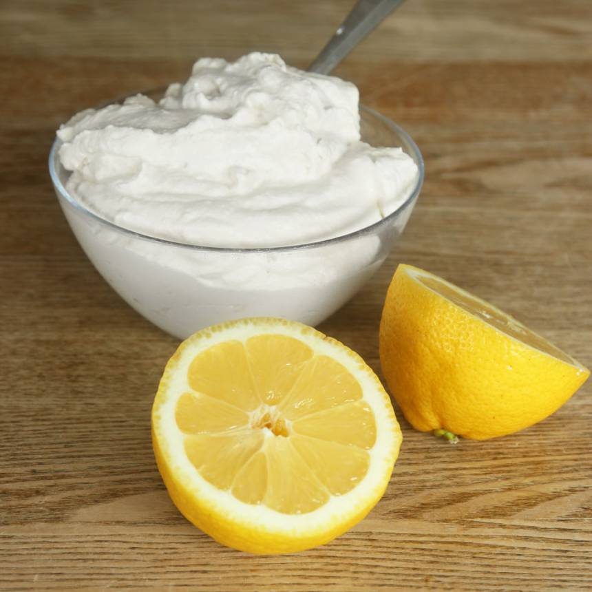 3. Rör ner pressad citron efter smak. Blanda slarvigt så citronen inte blandas ut helt i gräddblandningen.