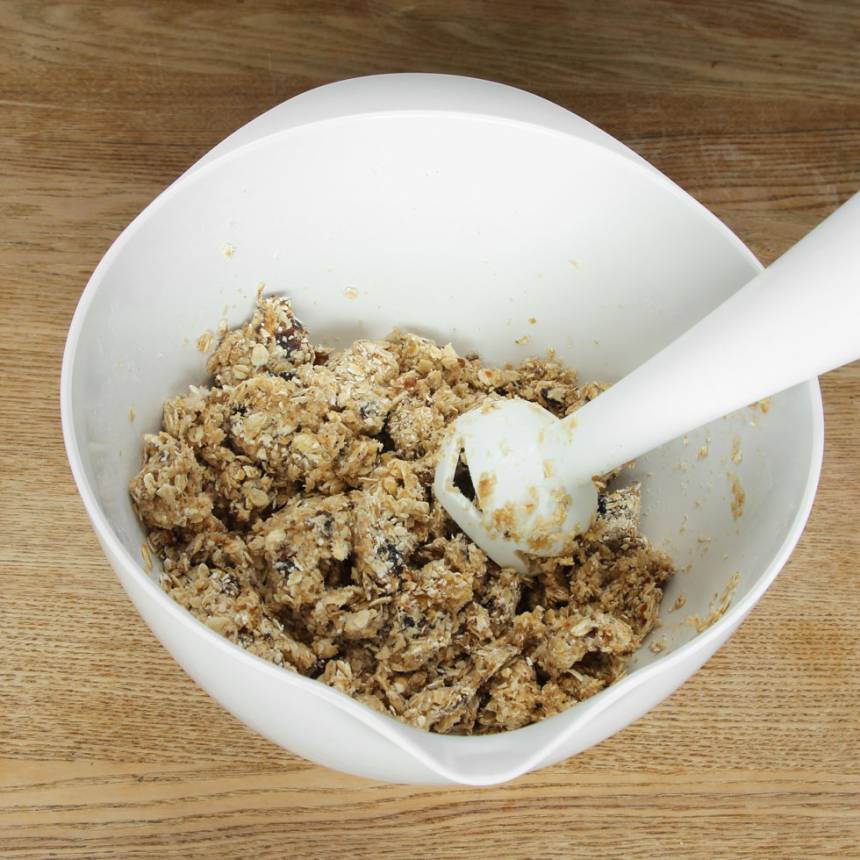 2. Mixa sönder dadlarna ihop med havregrynen till en kladdig massa. Använd en mixerstav eller hushållsmaskin med knivar.