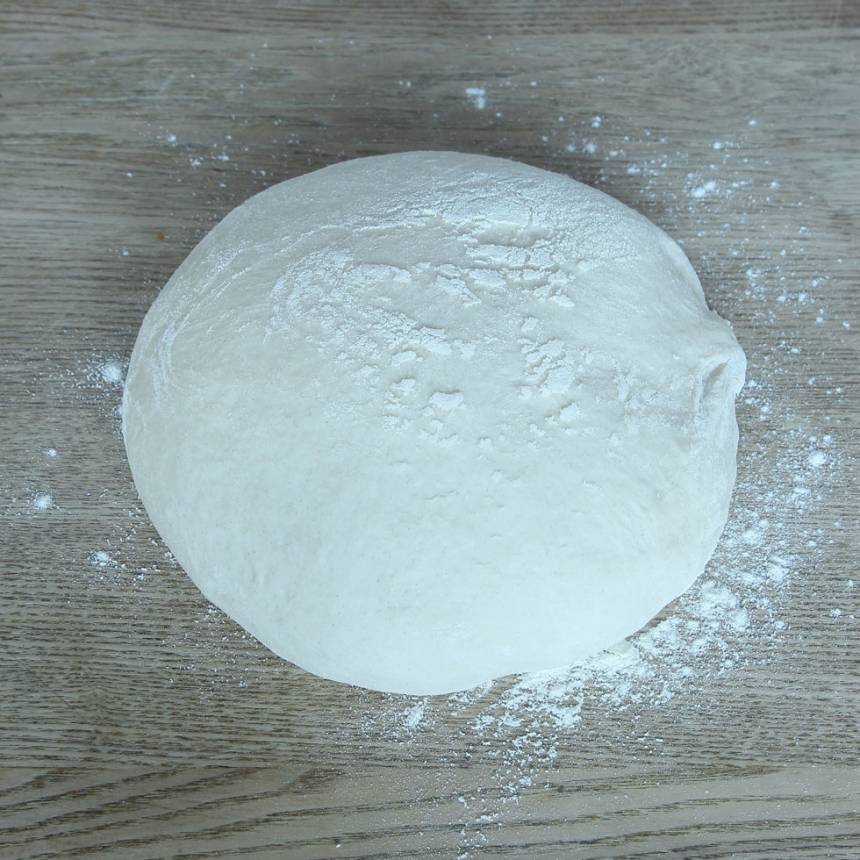 1. Smula ner jästen i en bunke. Tillsätt mjölk och vatten och blanda tills jästen lösts upp. Tillsätt salt, rapsolja och vetemjöl, lite i taget. Blanda ihop allt till en smidig deg och knåda den i några minuter. Låt den jäsa under bakduk i ca 40 min.