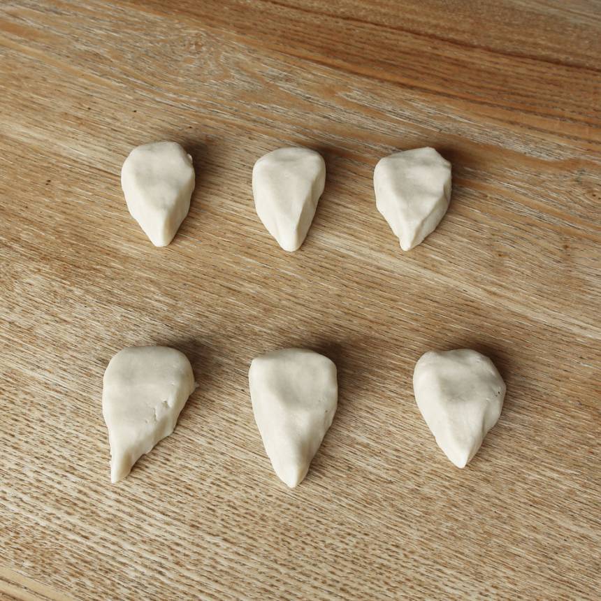 2. Dela degen i ca 20 bitar. Forma dem till igelkottar med en smal nos och rund kropp, enligt bilden.