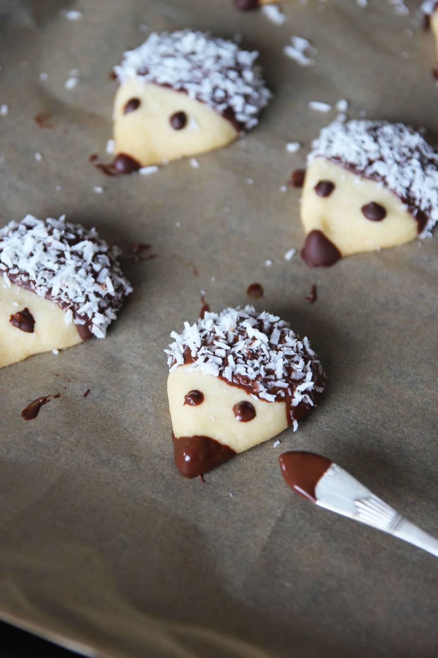 7. Doppa baksidan på en tesked i smält choklad och gör ögon på kakorna. Låt chokladen stelna (eventuellt i kylen). Förvara kakorna i en burk med tätslutande lock.