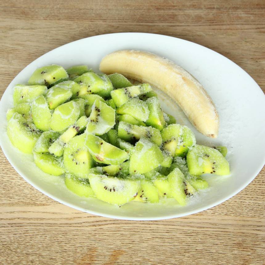 1. Skala kiwifrukterna och skär dem i bitar. Skär även bananen i bitar och frys in dem i ett par timmar.