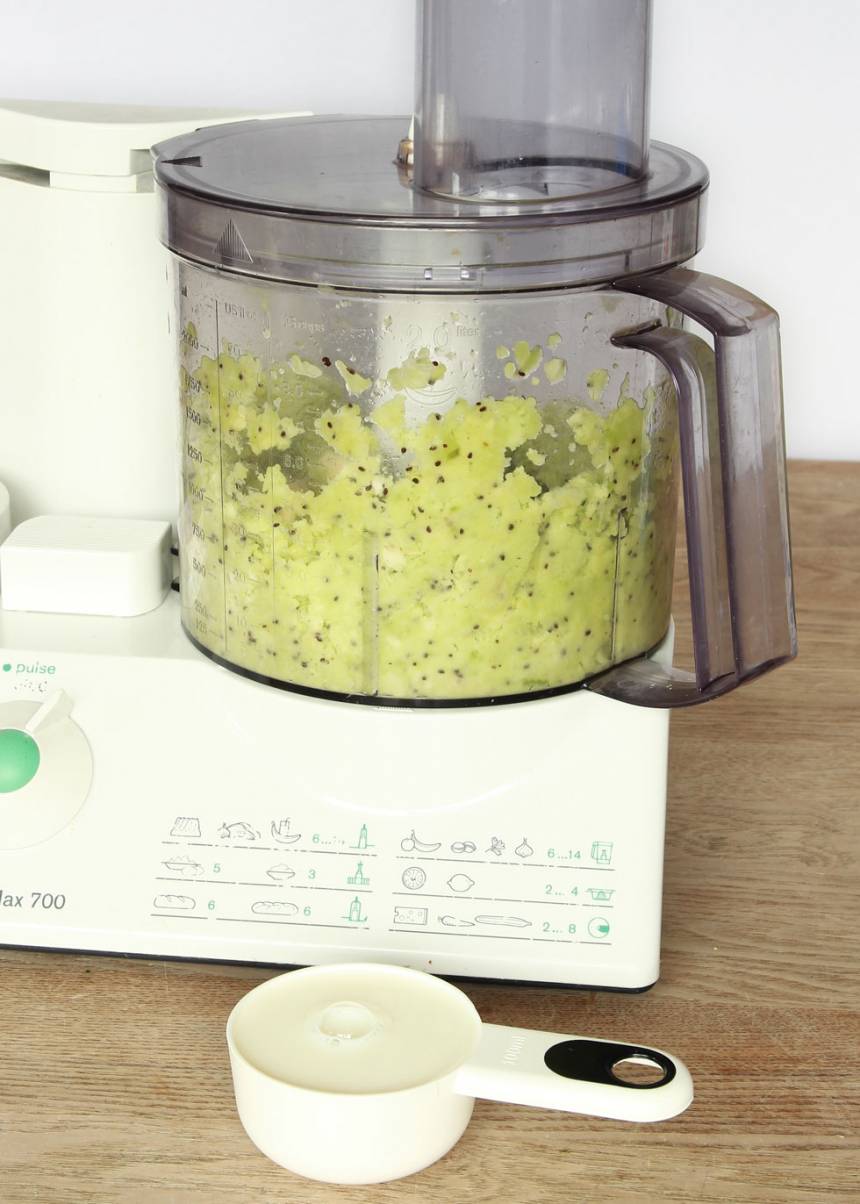 2. Lägg de frysta kiwi- och bananbitarna i en hushållsmaskin eller mixer med knivar. Mixa sönder frukterna.