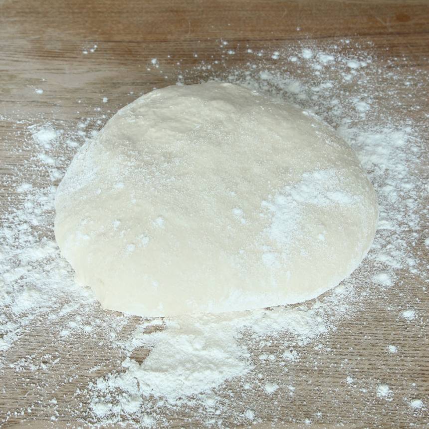 1. Smula ner jästen i en bunke. Tillsätt mjölk och vatten och blanda tills jästen lösts upp. Tillsätt salt, rapsolja och vetemjöl, lite i taget. Blanda ihop allt till en smidig deg och knåda den i några minuter. Låt den jäsa under bakduk i ca 40 min.