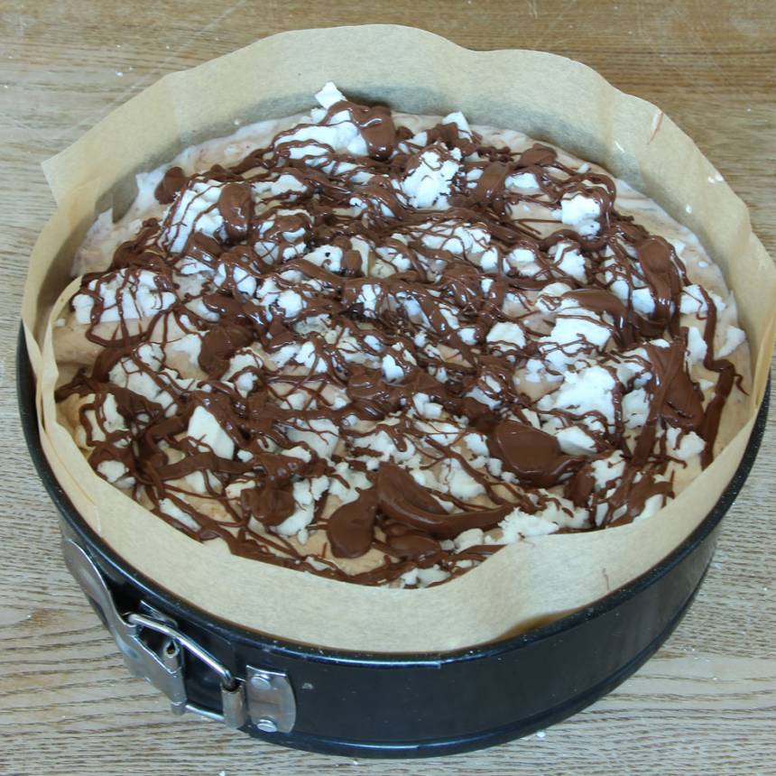 9. Bred ut grädden ovanpå marängbotten. Ringla lite extra Nutella på toppen. Strö eventuellt över hasselnötter eller sötmandel (jag uteslöt det). Frys in tårtan i 4–5 timmar.