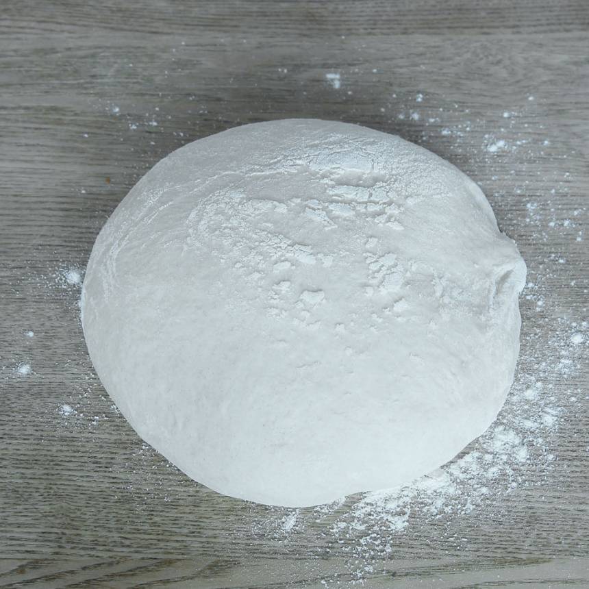 1. Smula ner jästen i en bunke. Tillsätt mjölk och vatten och blanda tills jästen lösts upp. Tillsätt salt, rapsolja och vetemjöl, lite i taget. Blanda ihop allt till en smidig deg och knåda den i några minuter. Låt den jäsa under bakduk i ca 40 min.